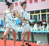 crazyrich88 Dan aku juga! Liu Ying menarik pakaian He Manwen dengan ketidakpuasan